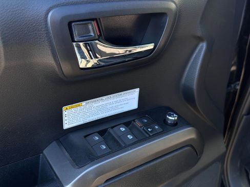 Used 2017 Toyota Tacoma TRD Off-Road image 16