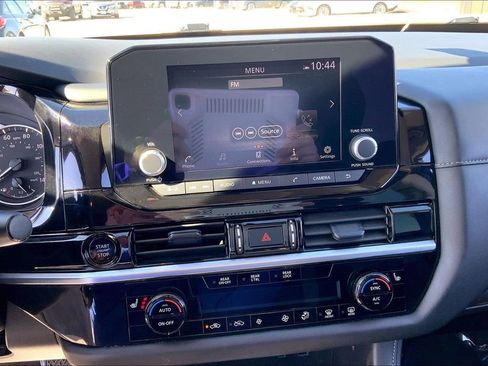 Used 2025 Nissan Pathfinder SV image 11