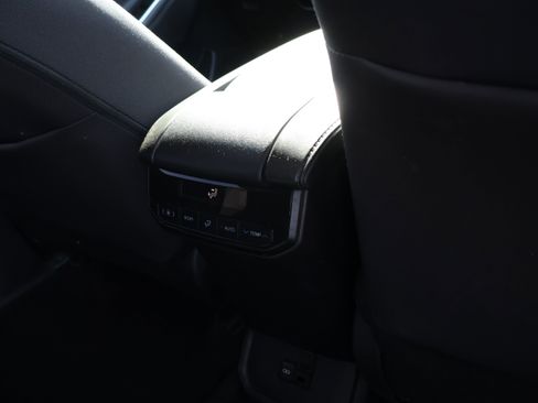 Used 2024 Toyota Highlander LE image 15