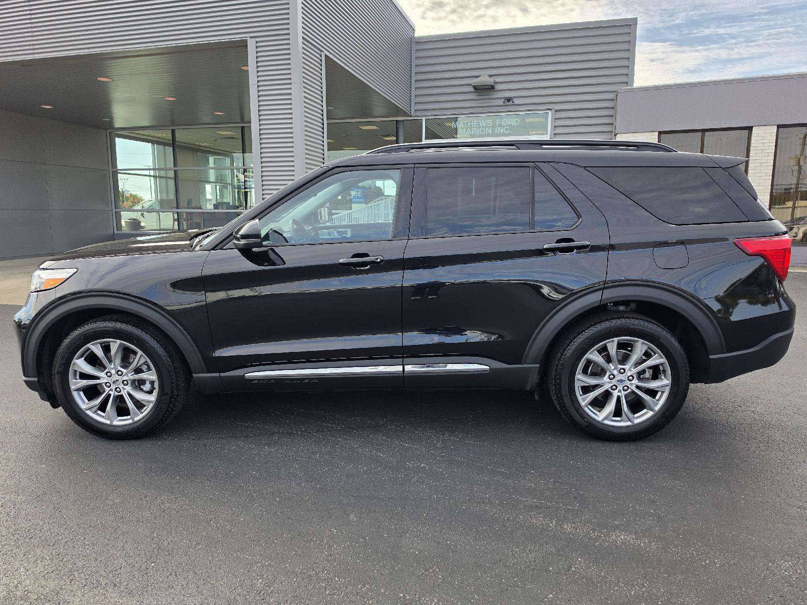 Used 2024 Ford Explorer XLT w/ Equipment Group 202A AWD/4WD image 2