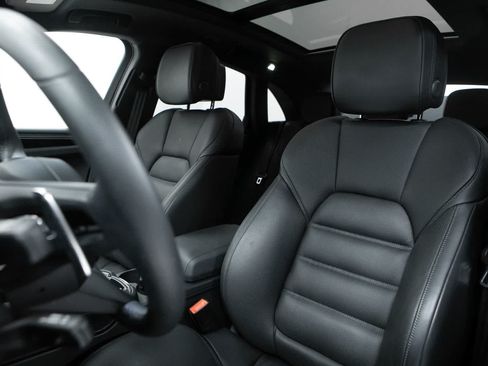 Certified 2026 Porsche Macan AWD/4WD image 5