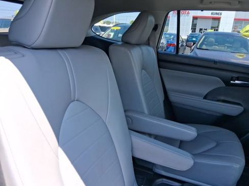 Used 2025 Toyota Highlander XLE AWD/4WD image 15