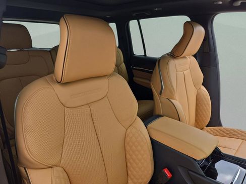 New 2025 Jeep Grand Cherokee Summit w/ MOPAR Finishing Package image 31