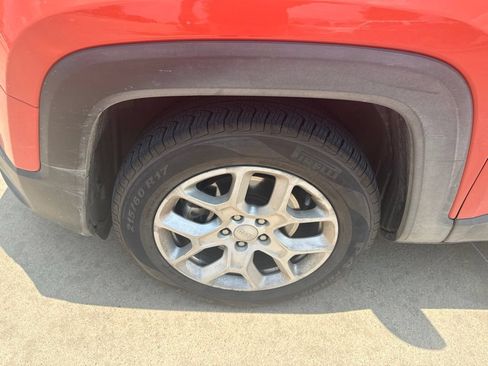 Used 2017 Jeep Renegade Latitude FWD image 10
