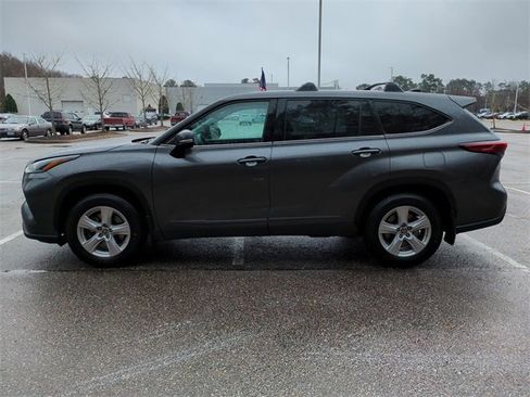 Used 2021 Toyota Highlander LE image 7