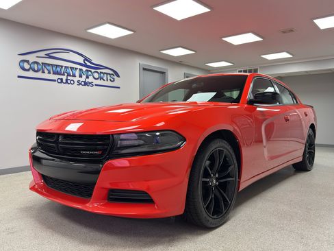 Used 2018 Dodge Charger SXT w/ Blacktop Package image 1