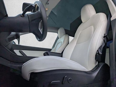 Used 2021 Tesla Model Y Long Range image 14