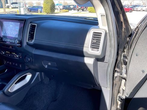 Used 2022 Nissan Frontier SV w/ SV Premium Package image 18