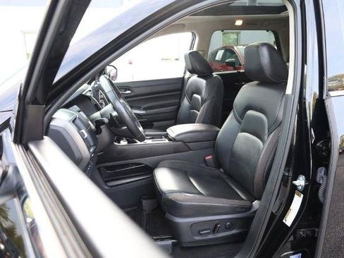 Certified 2025 Nissan Pathfinder SL w/ SL Premium Package FWD image 10