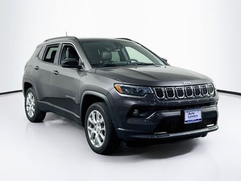 Used 2023 Jeep Compass Latitude w/ Sun and Sound Group AWD/4WD image 3