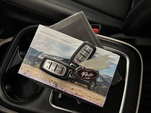 Used 2023 Chrysler Pacifica Touring-L FWD image 36