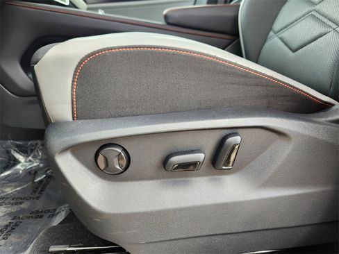Used 2025 Volkswagen Atlas Peak Edition SE image 7