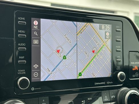 Used 2021 Toyota Highlander XLE AWD/4WD image 19