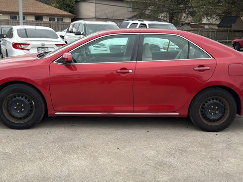 Used 2012 Toyota Camry LE image 2