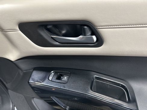 Used 2022 Nissan Pathfinder SV image 23