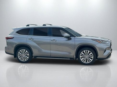 Used 2025 Toyota Highlander Platinum AWD/4WD image 4
