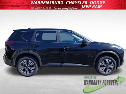 Used 2023 Nissan Rogue SV image 2