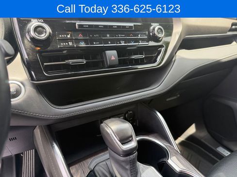 Used 2021 Toyota Highlander Limited FWD image 23