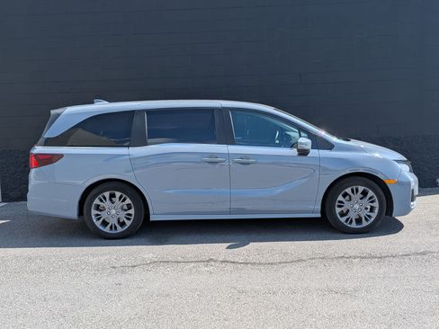 Used 2025 Honda Odyssey Touring image 4
