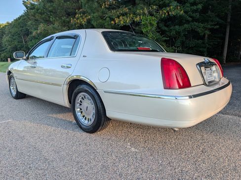 Used 2000 Lincoln Town Car Cartier RWD image 3