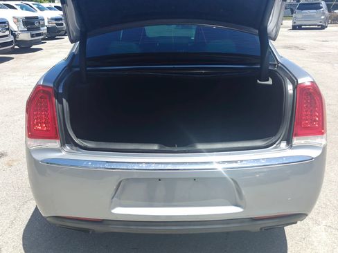Used 2018 Chrysler 300 Limited RWD image 7