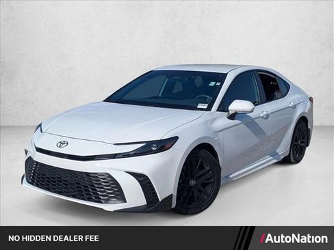 Used 2025 Toyota Camry SE FWD image 1