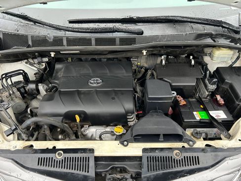 Used 2015 Toyota Sienna XLE image 30