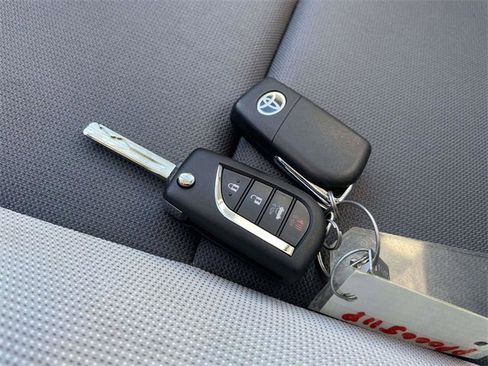 Used 2023 Toyota Corolla LE image 31