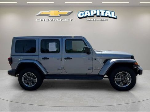 Used 2018 Jeep Wrangler Unlimited Sahara AWD/4WD image 6