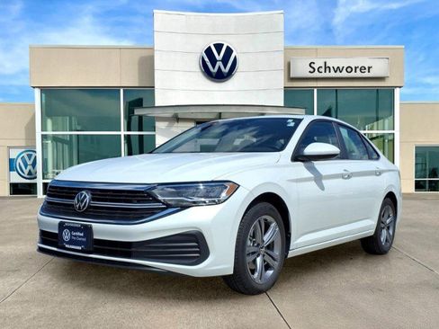 Used 2023 Volkswagen Jetta SE FWD image 2