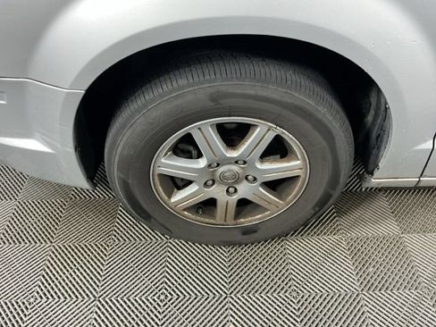 Used 2008 Chrysler Town & Country Touring FWD image 9