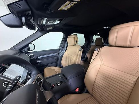 New 2025 Land Rover Discovery Dynamic SE image 6