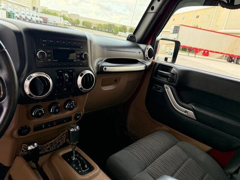 Used 2012 Jeep Wrangler Unlimited Rubicon w/ Max Tow Pkg AWD/4WD image 19