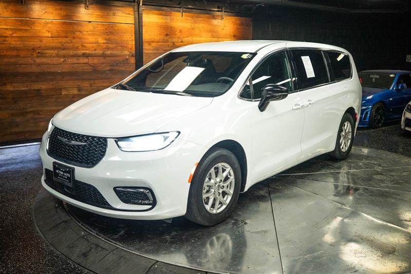 Used 2025 Chrysler Pacifica Select FWD image 2