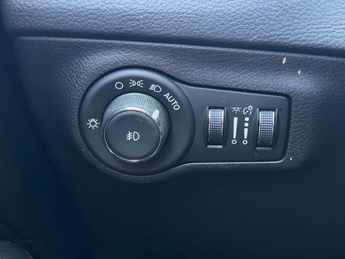 Used 2018 Jeep Compass Latitude w/ Cold Weather Group AWD/4WD image 23