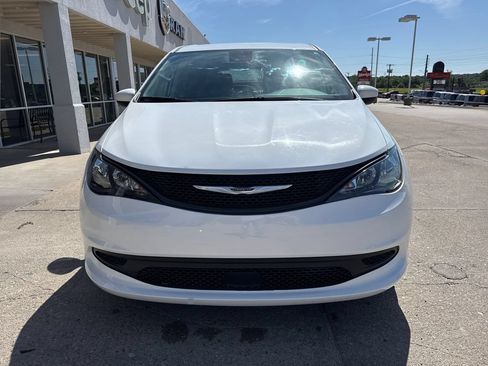 Used 2023 Chrysler Voyager LX FWD image 8