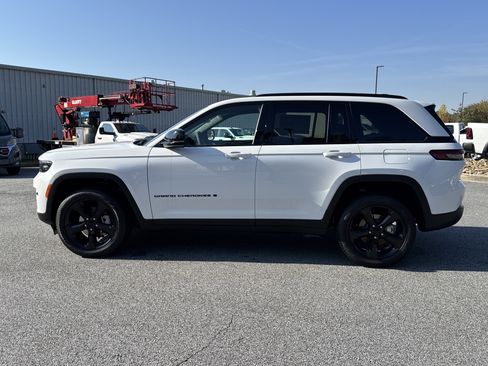 New 2025 Jeep Grand Cherokee Limited w/ Black Appearance Package image 4