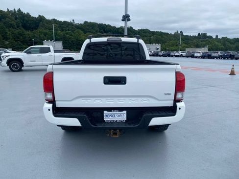Used 2017 Toyota Tacoma TRD Off-Road AWD/4WD image 7