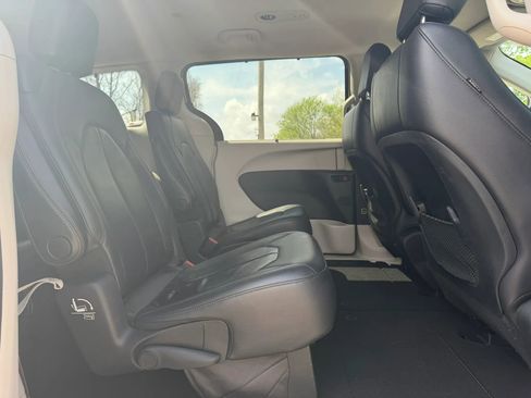 Used 2017 Chrysler Pacifica Touring-L image 52