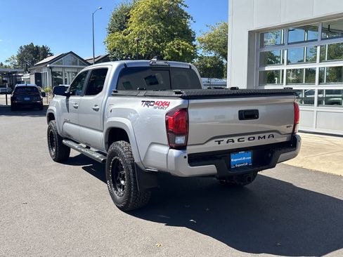 Used 2018 Toyota Tacoma TRD Sport w/ Technology Package AWD/4WD image 3