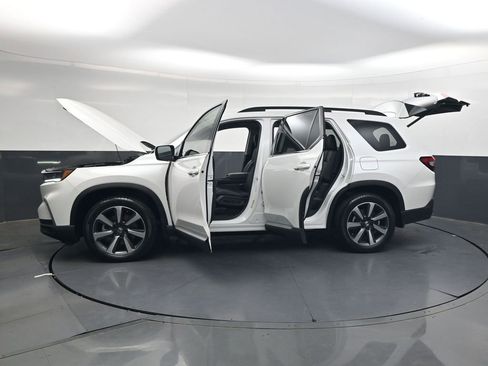 Certified 2025 Honda Pilot Touring image 41