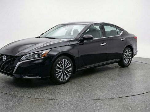 Used 2025 Nissan Altima 2.5 SV image 3