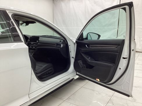 Used 2018 Honda Accord Touring image 17
