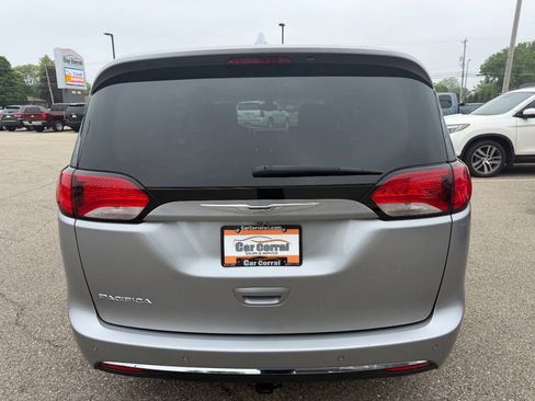Used 2017 Chrysler Pacifica Touring-L FWD image 4