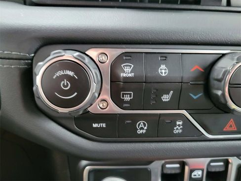 Used 2024 Jeep Wrangler Sahara image 12