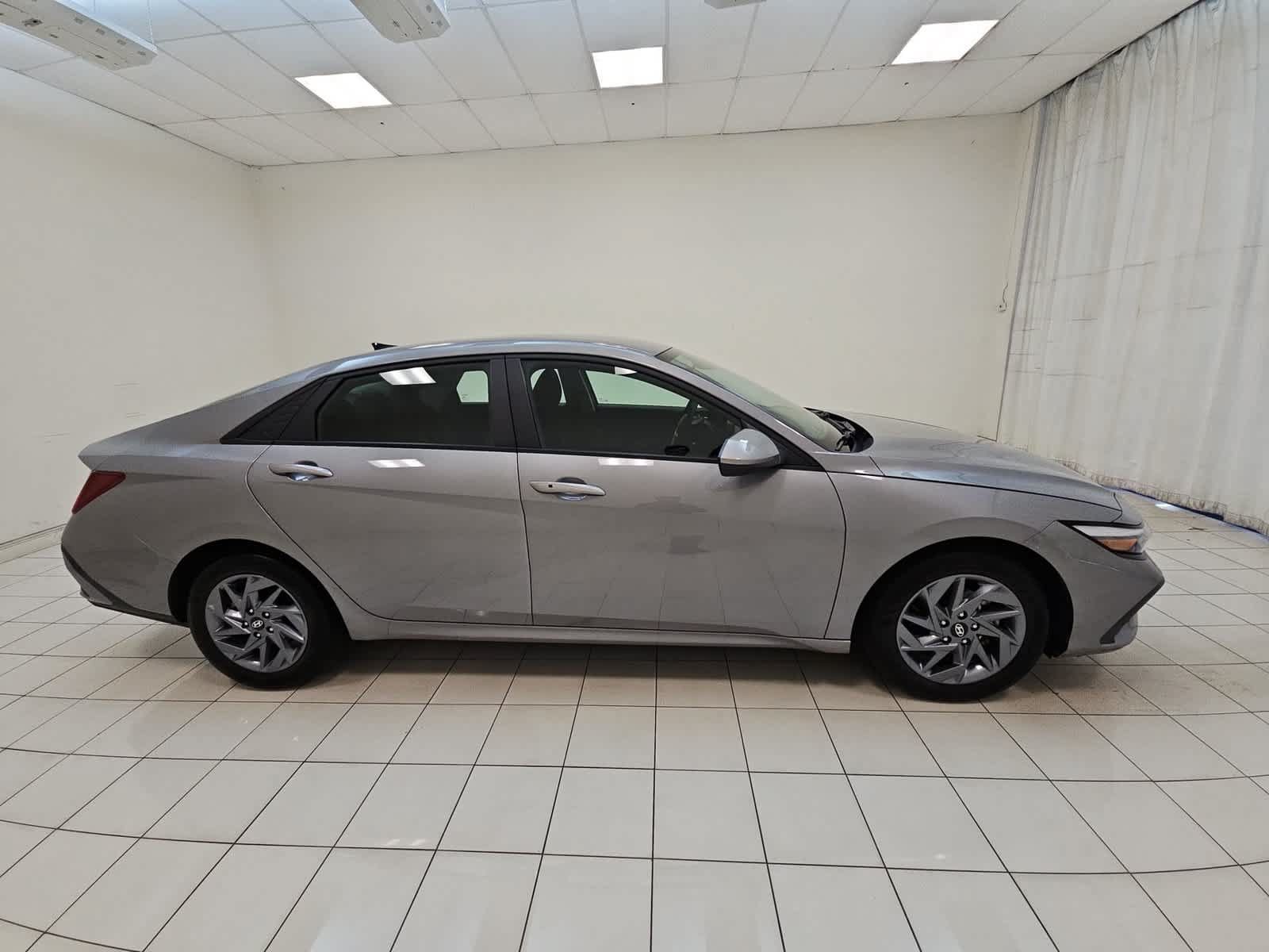 Used 2024 Hyundai Elantra SEL FWD image 25