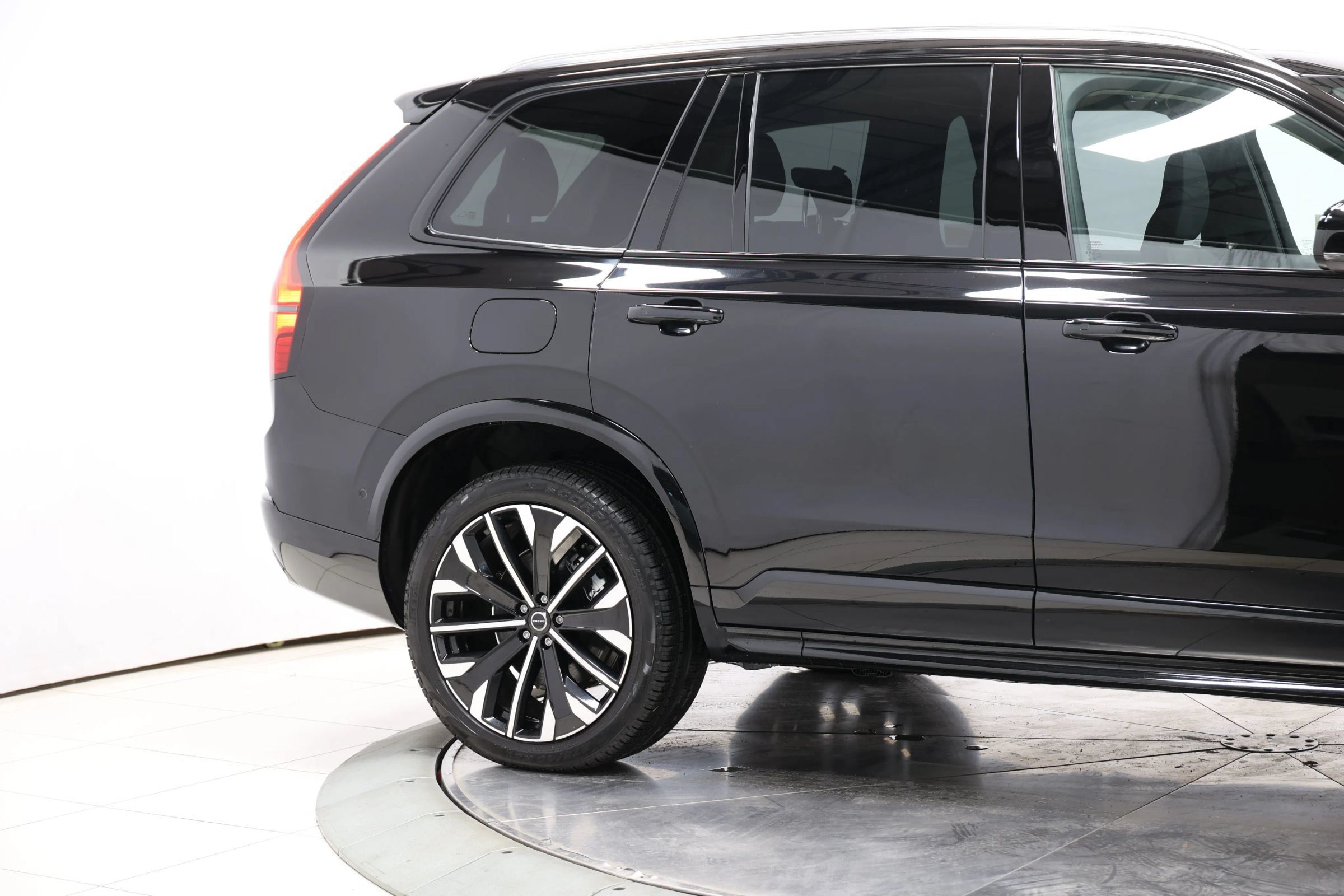 Used 2025 Volvo XC90 T8 Plus w/ Protection Package Premier AWD/4WD image 74