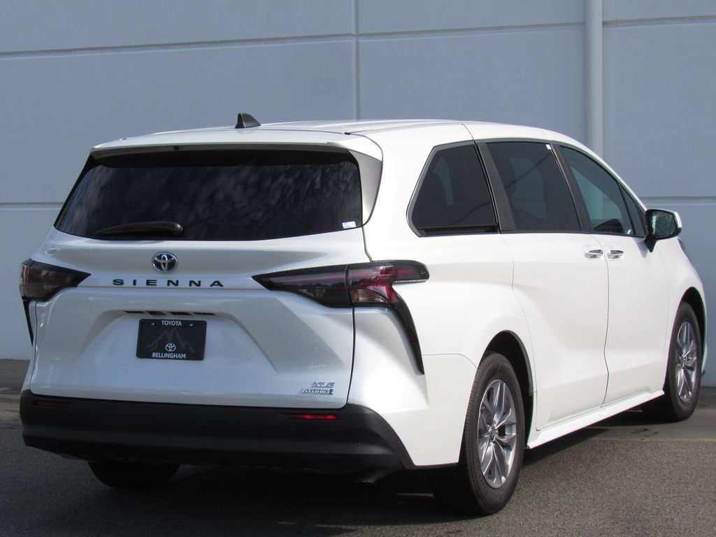 Certified 2024 Toyota Sienna XLE FWD image 6