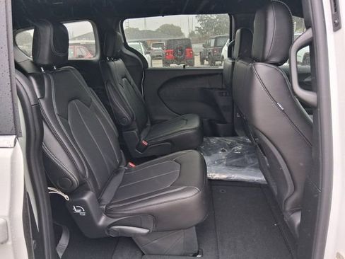 Used 2026 Chrysler Pacifica Select image 17