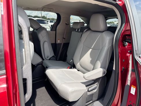 Used 2023 Toyota Sienna XLE FWD image 24